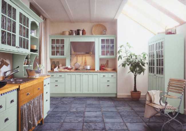 Cucina in stile inglese fine '800 realizzata con antine in legno di ciliegio a doghe verticali trattate in modo naturale con finitura opaca o in alternativa laccata avorio o azzurro.